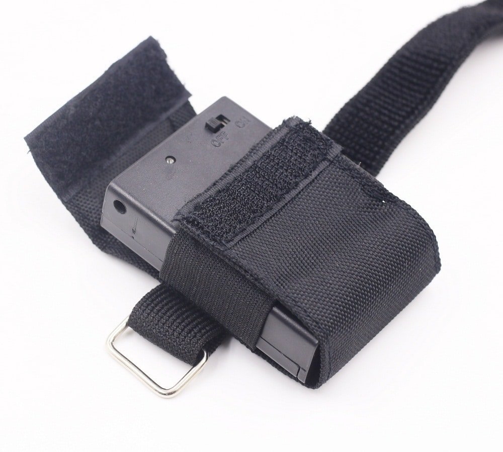 Image highlighting safety features like overcharge protection and certifications (CE, UN38.3) on a heated clothing battery pack.